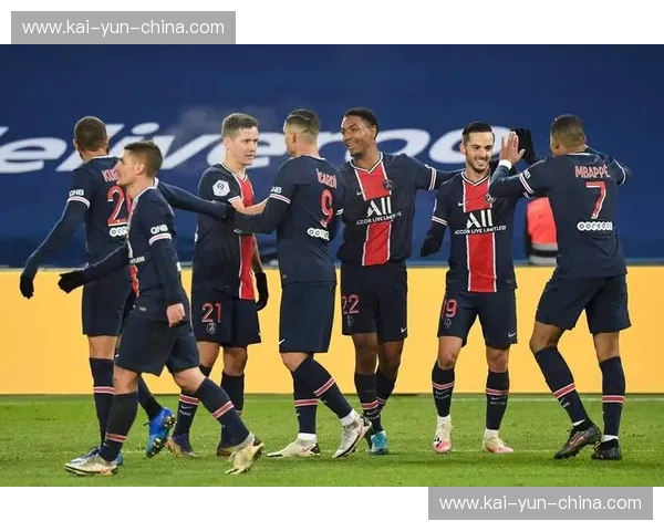 巴黎圣日耳曼2-1逆转斯特拉斯堡，十人作战下门德斯头球绝杀